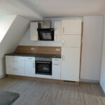 Teil der Küche: Kühlschrank und Ofen