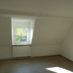 Blick ins Zimmer mit Fenster
