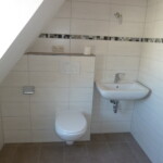 Toilette und Waschbecken im Badezimmer