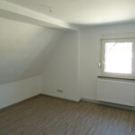Leeres Zimmer mit Fenster hinten